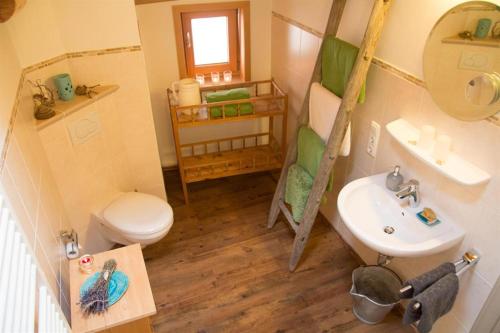 een badkamer met een toilet, een wastafel en een toilet bij Ferienwohnung Landhaus Martin in Sonthofen