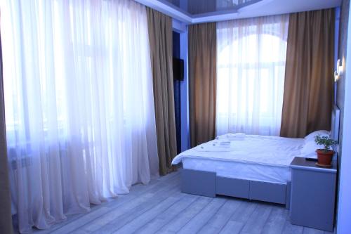  Flamenco Hotel -  Room  picture :   Tea/Coffee maker    Shower    TV                           