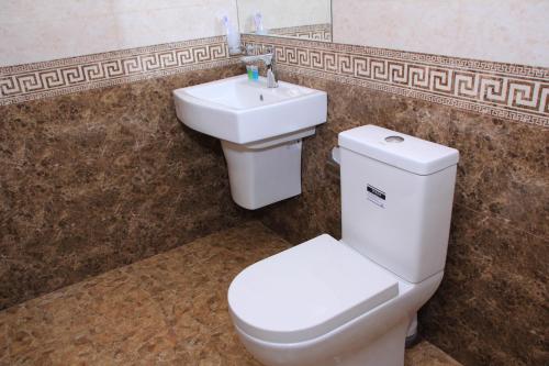  Flamenco Hotel -  Room  picture :   Tea/Coffee maker    Shower    TV                           