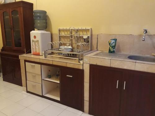 - une cuisine avec un évier et un comptoir dans l'établissement Ma Maison Guest House, à Yogyakarta