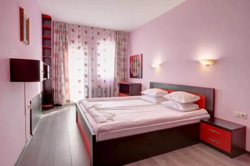 En eller flere senge i et værelse på 1-st Line Izvora Sea View Apartments on Golden Sands