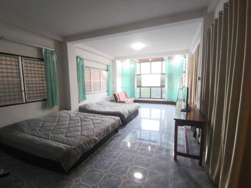 Postel nebo postele na pokoji v ubytování บ้านพรศรี Homestay
