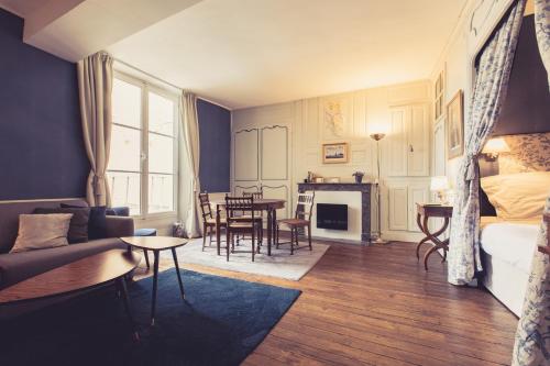 - un salon avec un canapé et une table dans l'établissement La Maison de la Liberté Jean-François de La Pérouse, à Poitiers