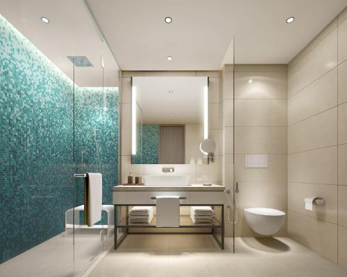 La salle de bains est pourvue d'un lavabo, de toilettes et d'une douche. dans l'établissement Hyatt Regency Thrissur, à Thrissur