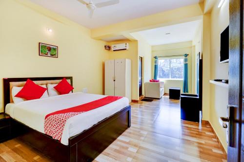 Un dormitorio con una cama grande con almohadas rojas. en Gaurika Residency Boarding & Lodging - Padubidri, en Padubidri