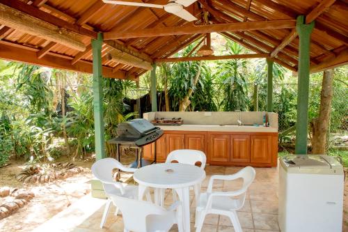 Un jardín fuera de Villa Shade