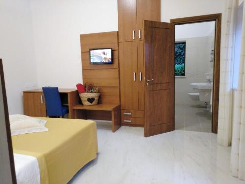 プラーイア・ア・マーレにあるVillaggio Turistico La Mantinera - Hotelのベッドとバスルーム付きのホテルルームです。