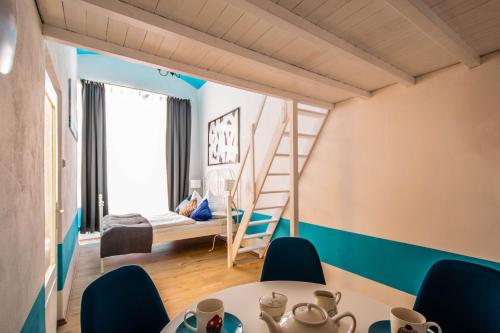 プラハにあるSweet Home by Ruterraのテーブル、椅子、ベッドが備わる客室です。