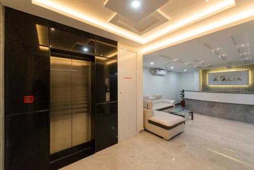 een lobby met een lift in een gebouw bij Manipal Atalia Service Apartments in Manipala