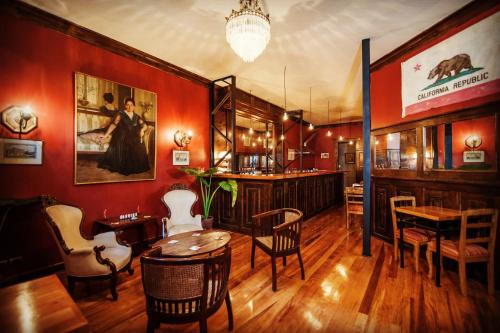 a restaurant with red walls and tables and chairs at Casa California Guesthouse in Valparaíso