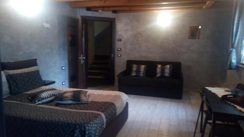 1 dormitorio con 1 cama y 1 sofá en una habitación en Le Relais du Relax en Aosta