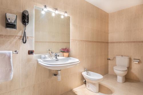  Cal Ruiz -  Room  picture :   Telephone    Hairdryer    Toilet                       