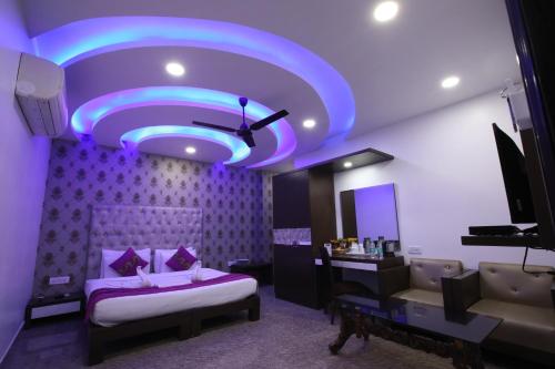 Postel nebo postele na pokoji v ubytování HOTEL SURYA INTERNATIONAL