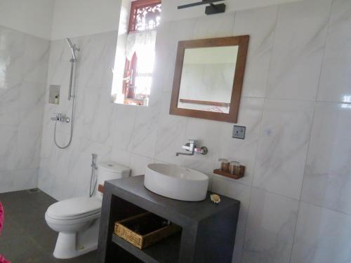 Et badeværelse på Thoduwawa Beach Villa