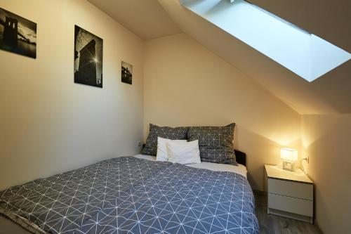 Posteľ alebo postele v izbe v ubytovaní Óvár Apartman