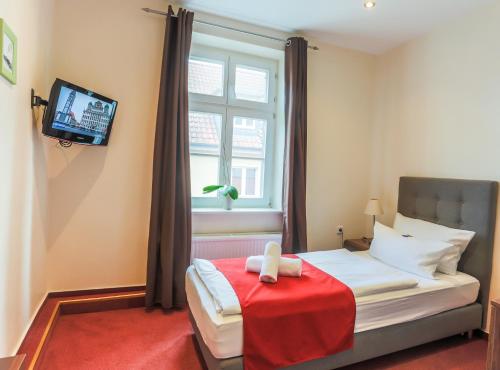 Кровать или кровати в номере Hotel Zur Alten Oder- Frankfurt-Oder