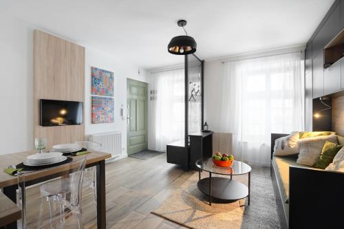 un soggiorno con divano e tavolo di Krupnicza Premium Apartments a Cracovia