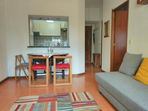 - un salon avec un canapé et une table dans l'établissement ! Free Parking Street ! Ground Floor with Washer!, à Porto