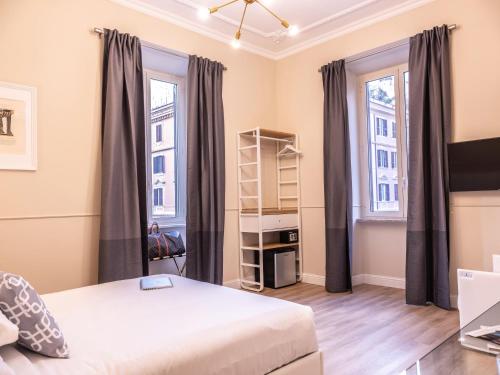 羅馬的住宿－Vatican Palace Suites by Premium Suites Collection，一间卧室设有一张床和两个窗户。