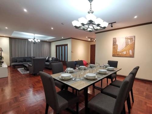 a dining room with a table and chairs at NT Place Sukhumvit Suites in Bangkok