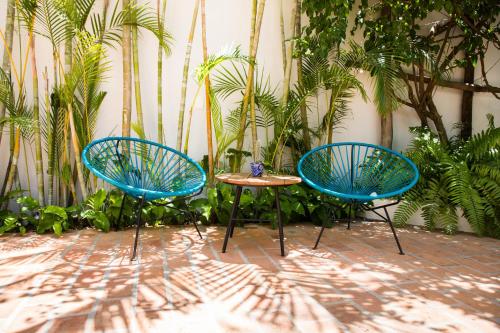 two blue chairs and a table in a patio at PAL.MAR Hotel Tropical in San Francisco