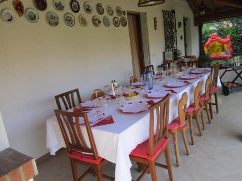 una mesa larga con sillas y platos en la pared en B&B Ponte Marchese, en Caldogno
