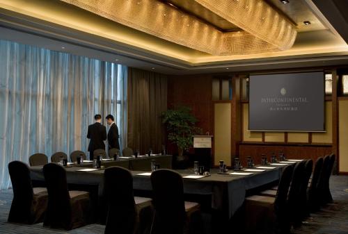 InterContinental Foshan by IHG - Free Shuttle Bus to Canton Fairにあるビジネスエリアまたは会議室