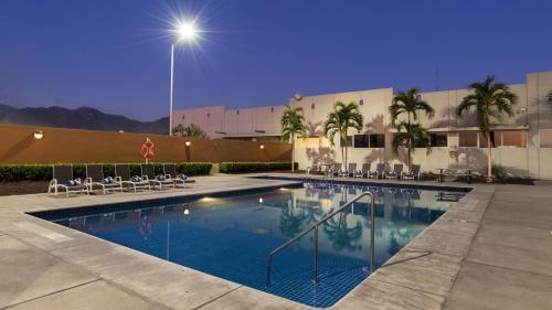 The swimming pool at or close to Holiday Inn Express Manzanillo, an IHG Hotel