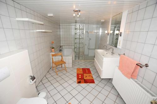 Ένα μπάνιο στο Landhaus Julia, 65331