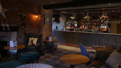 un ristorante con tavoli e sedie e un bar di The Station Restaurant & Bar a Doncaster