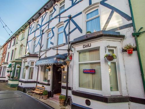 um edifício com um sinal na lateral em Thistle Dhu Guest House em Blackpool