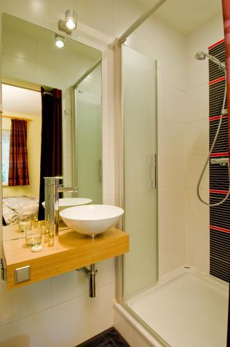 a bathroom with a sink and a shower at De Zilveren Helm in Halen
