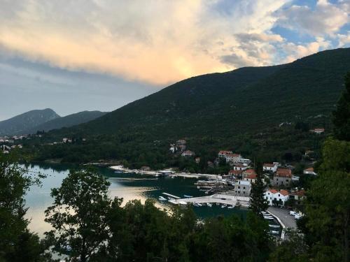 Blick auf eine Stadt und einen Fluss mit Bergen in der Unterkunft Apartman I&M in Ston