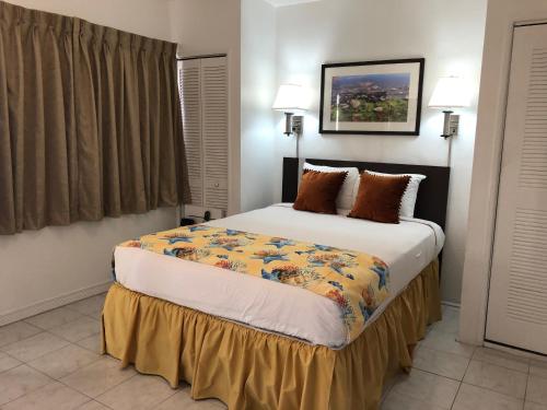 a bedroom with a large bed in a room at Beach Place Hotel in Miami Beach