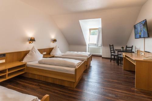 Postel nebo postele na pokoji v ubytování Hotel Bartholomäus