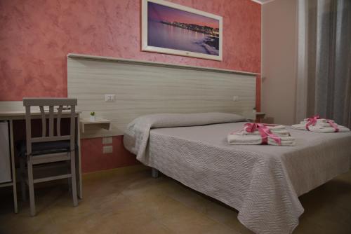 1 dormitorio con cama, escritorio y silla en B&B La Graticola Ristorante Pizzeria en Trepuzzi