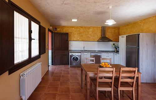 A kitchen or kitchenette at Apartamentos Vega Rodiles la huerta
