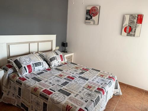 1 dormitorio con 1 cama con edredón en Apartamentos Argenta Caleta 3000, en Peñíscola
