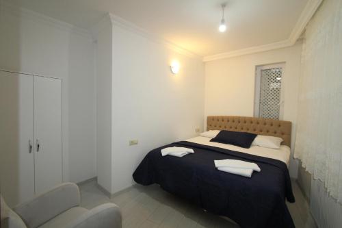 Säng eller sängar i ett rum på Asmir Suites Hotel