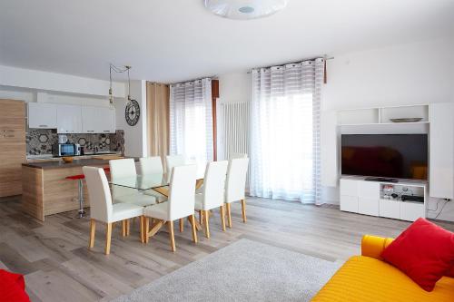 une salle à manger avec une table en verre et des chaises blanches dans l'établissement Residenza Conte Manetti, à Mira