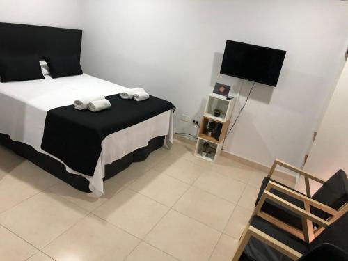 Postel nebo postele na pokoji v ubytování ALIWE ( A 300 metros del Aeropuerto El Palomar)