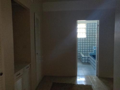 una stanza vuota con un corridoio con finestra di Tropical Villa a Roseau