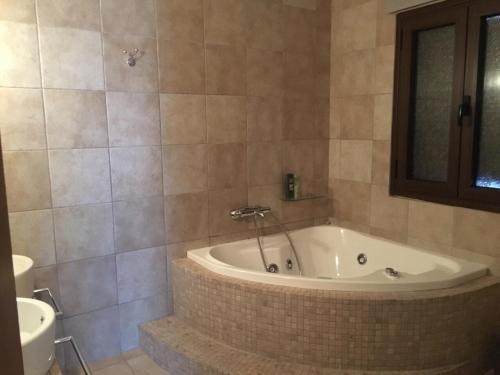 Un baño con bañera y WC. en Villa Dreamcatcher, en Katochori