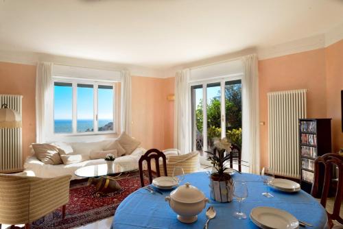 a living room with a table and a couch at casa vista mare con wifi, AC nelle 4 camere da letto e parcheggio privato in Imperia