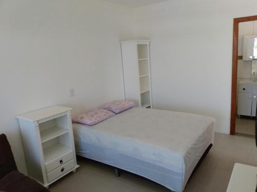 Giường trong phòng chung tại Apartamento Ilhas Moleques do Sul