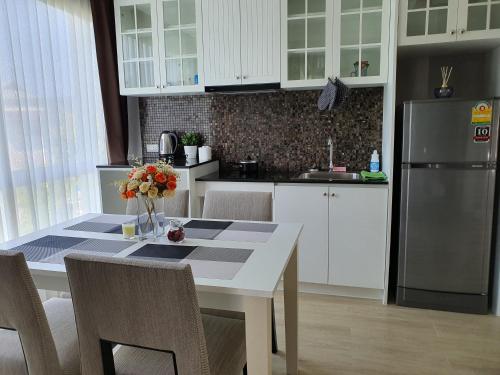 Dapur atau dapur kecil di Exclusive Garden View 1 bedroom suite @Patio Bangsaen