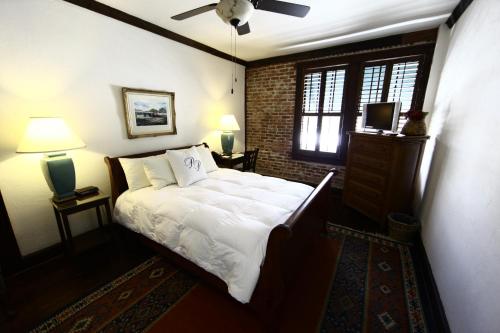 a bedroom with a bed and a ceiling fan at Park Plaza Hotel Orlando - Winter Park in Orlando