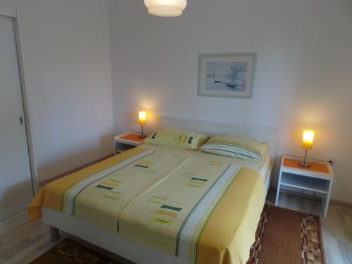 Een bed of bedden in een kamer bij Apartments Katja