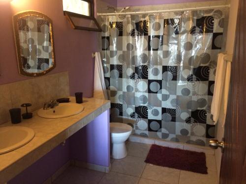 W łazience znajduje się umywalka, toaleta i prysznic. w obiekcie Casa Ananda Peru w mieście Los Órganos