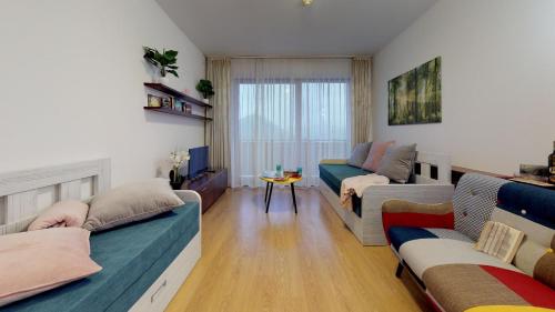 Apartmán Bella Donovaly v hotelovom komplexe في دونوفالي: غرفة معيشة مع كنبتين وأريكة